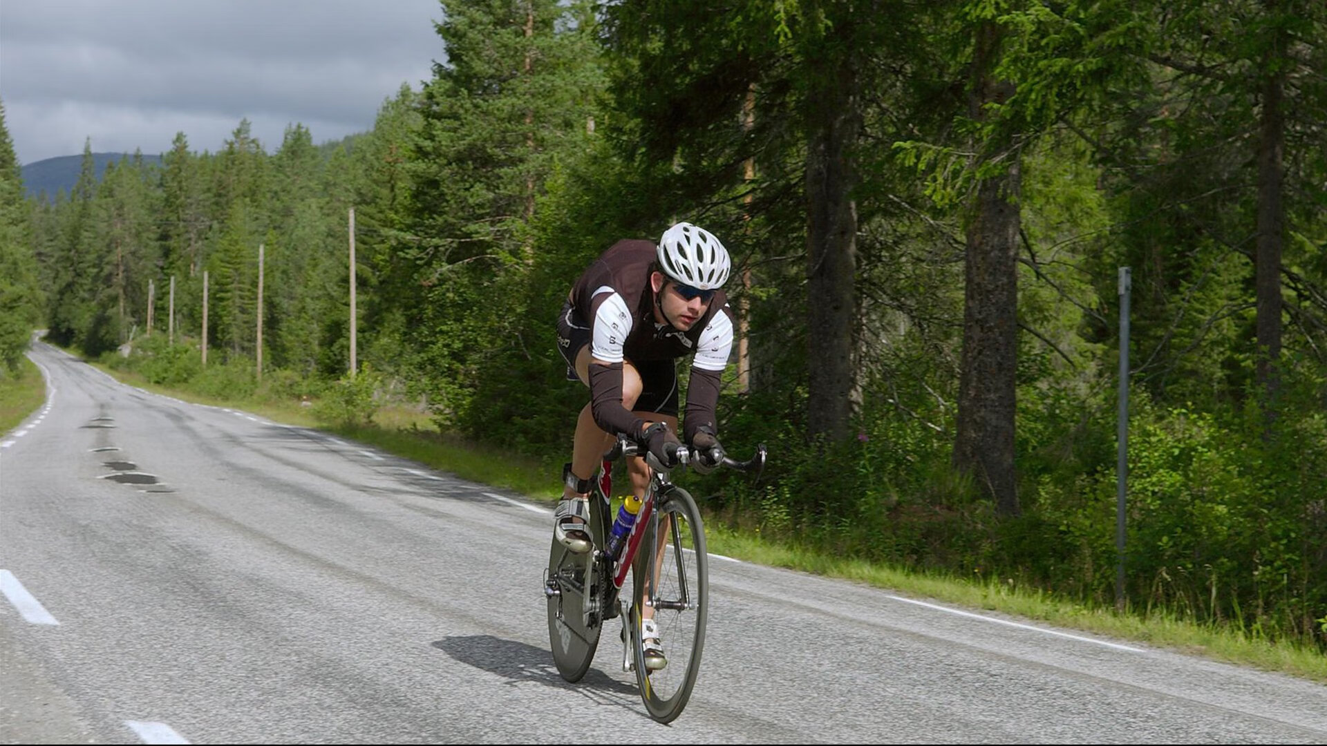 F1赛车赛场焦点！克罗地亚队对阵德国队，冠军之争悬念重重，胜负难料